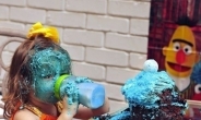 케이크와 싸운 소녀, 파란색 크림범벅 “아바타?”…‘폭소’