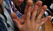 우연히 만난 거인, 솥뚜껑 같은 손…“덩치 얼마나 크기에?”