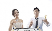 박지성 김민지, 웨딩화보 공개…생크림 묻히고 함박웃음 “알콩달콩”