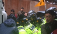 강남역 라떼킹 명도집행 중…경찰 상인 극렬 대치
