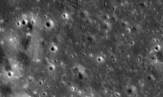 달의 ‘얼룩’ 끝에서…새로운 분화구를 발견하다