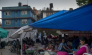 이재민 텐트 가로챈 네팔 의원들 ‘추태’
