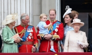 영국 조지왕자, 엘리자베스 2세 여왕 공식 생일축하서 인기 독차지