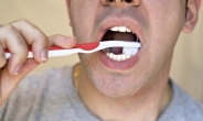 [건강in] 치약에 물 묻히고 양치?…‘이’상한 치아건강 상식 7가지