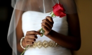 결혼식서 난데없는 총격전…최소 20명 사망