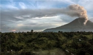 印尼 라웅화산 한달새 4번째 분출…발리공항 일시폐쇄 결항 속출