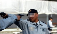 총기 얼굴에 겨누고 콧구멍에 찌르고…어이없는 경찰관 사진, 네티즌 ‘부글부글’