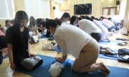 [포토뉴스] 심폐소생술 훈련하는 어린이집 보육교사들