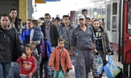 시리아 난민들 ‘그리스 엑소더스’…걷고 또 걷고