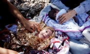 생후 8개월 쌍둥이 난민, 그리스 무사 도착 ‘감격의 눈물’