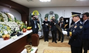 강신명 경찰청장, 철길서 장애인 구하다 숨진 故 이기태 경위 조문