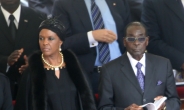 ‘최고령 독재자’ 로버트 무가베… 이젠 아내가 대리청정?