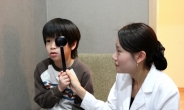 [초등 입학 우리아이 건강관리 ②]  ‘눈이 보배’…입학 전 시력검사는 필수