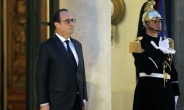‘프랑스 수치의 날’…올랑드, ‘인권탄압’ 사우디 왕세자에 프랑스 최고훈장 수여