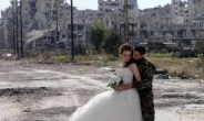 “내전 끝나간다” 시리아 청춘들, 폐허 속에 핀 사랑