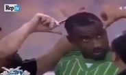 사우디 프로축구 경기중, 선수 머리카락 ‘싹뚝’…“와하비즘에 어긋나”