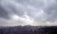 [포토뉴스] 비구름으로 잔뜩 찌푸린 서울 도심