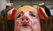 ‘메르켈 독일 총리 모욕’ 돼지머리, 총리 지역구 사무실 입구서 발견