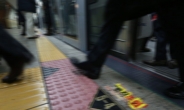 “침 뱉지 마라” 나무라자…지하철서 흉기로 승객들 위협