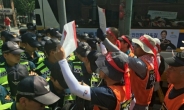법외노조화 항의하던 전교조 전임자들, 청와대 앞서 연행