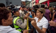 먹을것 없는 베네수엘라 국민, 국경뚫고 콜롬비아 가게로…