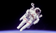 LG 배터리, 美 NASA 우주복에…육해공 넘어 우주까지
