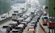 놀러간 차량들 다시 서울로… 주차장 된 고속도로