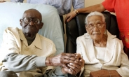 둘이 합쳐 214살, 84년 동고동락 “세계서 가장 오래 함께 산 부부”