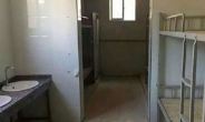 화장실 개조한 ‘대륙의 기숙사’…변기, 세면대 그대로