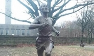 손기정 동상 80년前 베를린 마라톤 코스에 서다