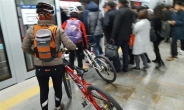 만원지하철 탑승한 ‘자전거 민폐족’…“걸려도 900원”