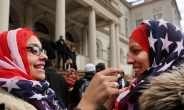 트럼프의 무슬림 입국 금지 속 ‘세계 히잡의 날’ 행사