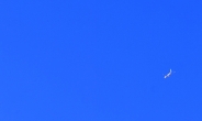 [헤럴드포토] ‘파란 도화지 속 비행기’