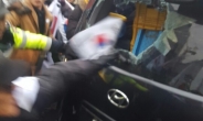보수단체, 태극기봉으로 시민 차량 박살