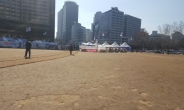 ‘벌거숭이’ 된 서울광장, 잔디는 언제 깔리나