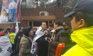 [탄핵 그 이후] “박 대통령님 환영합니다” 사저 앞은 벌써 장사진