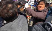 사다리로 기자 폭행한 ‘친박집회 참가’ 50대 남성 구속