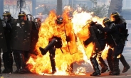[포토뉴스] 프랑스 노동절 행진…화염에 휩싸인 경찰