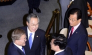 [헤럴드포토] 악수하는 문재인 대통령과 정우택 한국당 원내대표