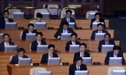 [헤럴드포토] 문재인 대통령과 박근혜 정부 장관들