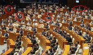 ‘文대통령 비판’ 자유한국당 피켓시위 불참한 5인