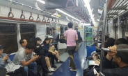 ‘단톡방’으로 단속정보 교환·등산복 차림…지하철 이동상인의 진화
