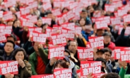5만명 모인 도심 시위…시민들 엇갈린 반응