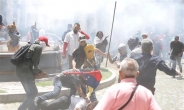 베네수엘라 정부지지자들 ‘의회 난입’…의원 5명 부상