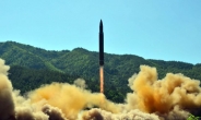 “北 ICBM 안정적 작동에 10년 더 걸릴 수도”<AP>