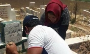 국경 넘은 모성애…아들 무덤 판 자리에 난민 아기 묻어준 여성