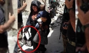 한 팔에 아이안고…자살폭탄 테러한 여성 IS 대원