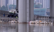 [헤럴드포토] ‘폭우에 쓸려 내려온 쓰레기’