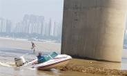 [포토뉴스]폭우 뒤…한강 쓰레기 치우기 구슬땀