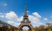 파리 에펠탑서 흉기 소지 19세 男 체포…대테러수사 착수